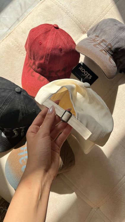 کلاه اسپرت با چاپ برجسته THE BEST و قابلیت تنظیم سایز