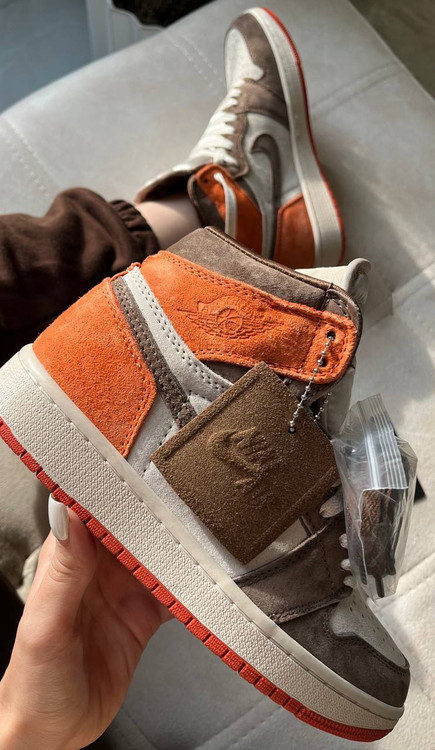 کتونی زنانه نایکی ایر جردن جنس جیر و چرم طبیعی