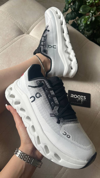 کتونی وارداتی زنانه رانینگ بسیار نرم و لژ دار خارجی