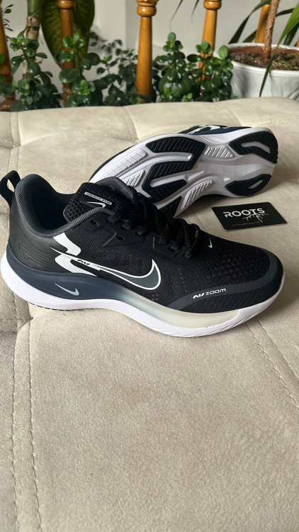 کتونی نایکی air zoom مشکی سفید با زیره نرم مناسب