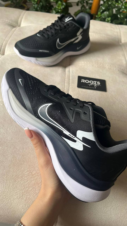 کفش ورزشی نایکی air zoom مشکی با طراحی مدرن و کفی سفید